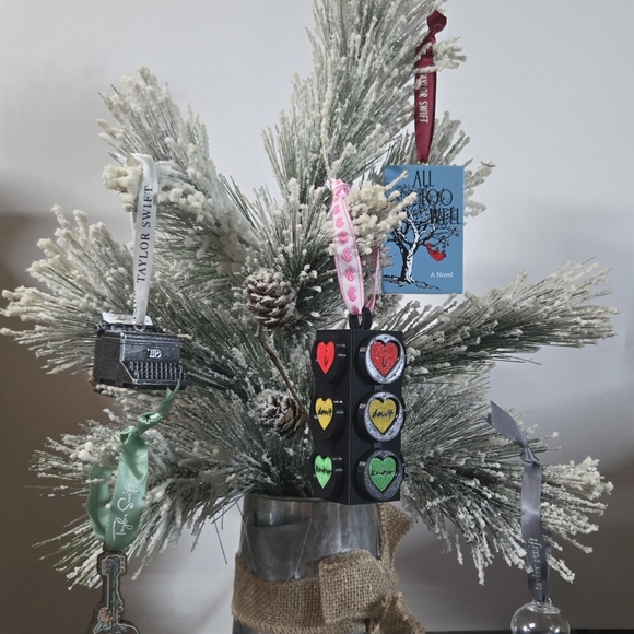 Traffic Light Ornament - Picture 2 of 4